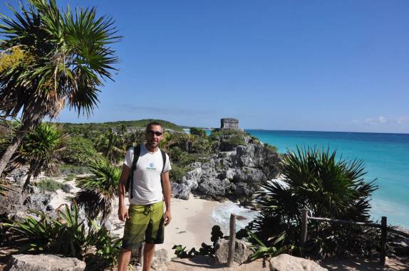 Visitando as ruínas mayas de Tulum, em frente ao mar do Caribe, no México